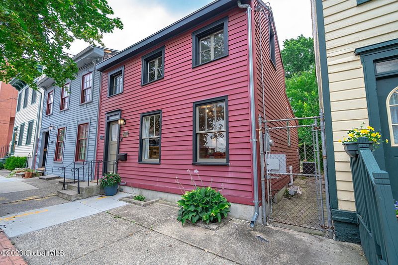 2nd image of 5 Bleecker Place