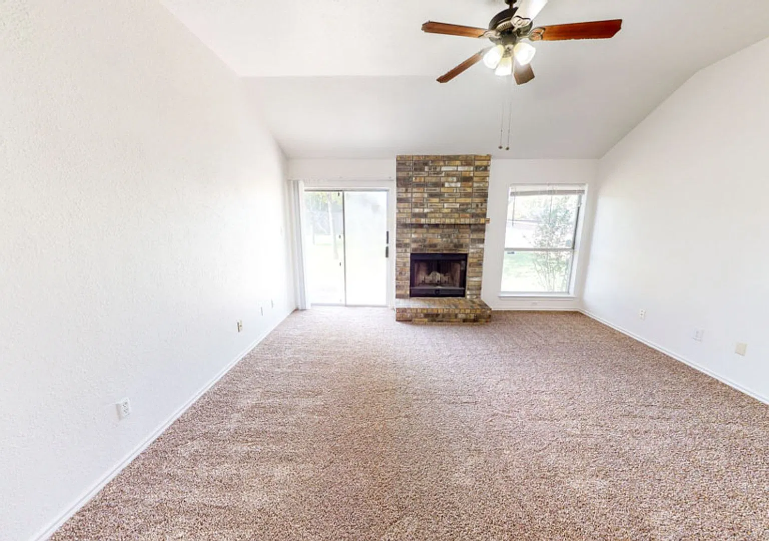 Delightful 3 Bedroom, 2 Bath, 2 Car Garage Home with Wood Buring Fire Place — Photo 3