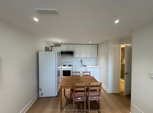 145 Harrison Dr #1, Newmarket, ON L3Y 4P5