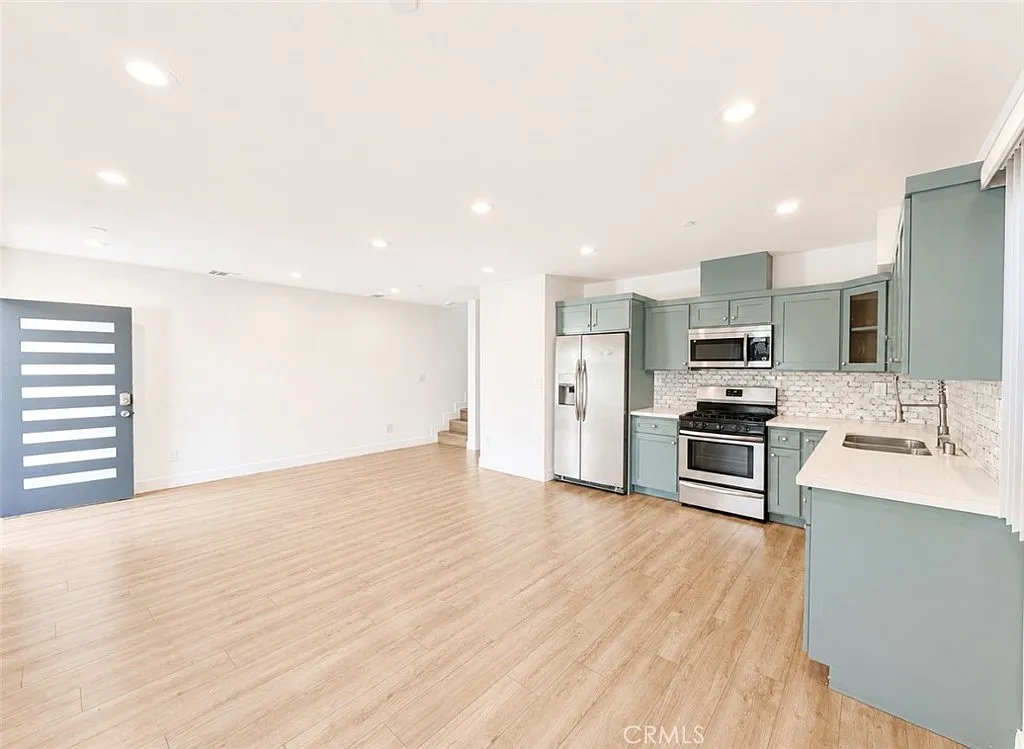 4 bed, 4.5 bath, 1931 sqft, $4,400 — Photo 3
