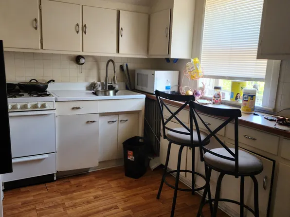 830 W Main St APT 5, Kalamazoo, MI 49006