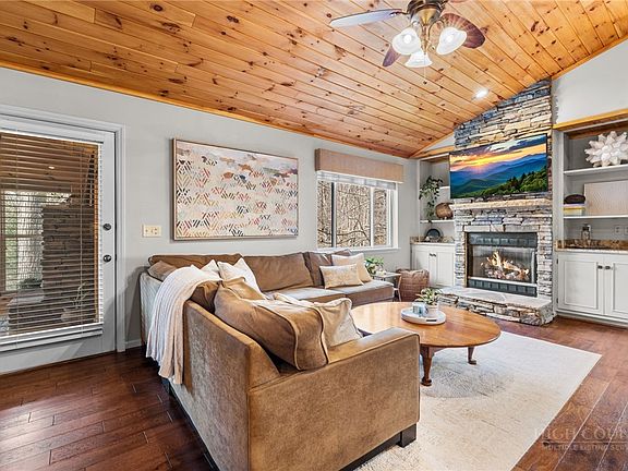 5th image of 220 Woodwinds Lane