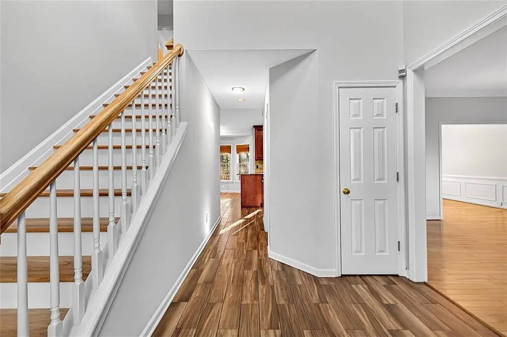 4 bed, 4.0 bath, 2705 sqft, $3,500 — Photo 2