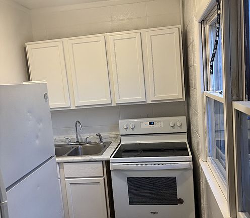 2nd image of 906 Gilbert St #3