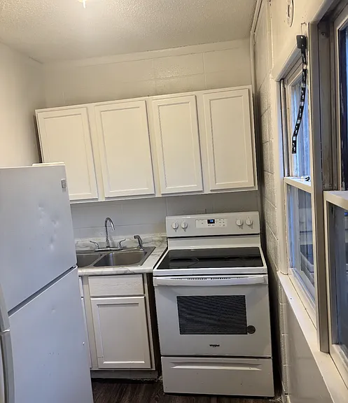 906 Gilbert St — Photo 1