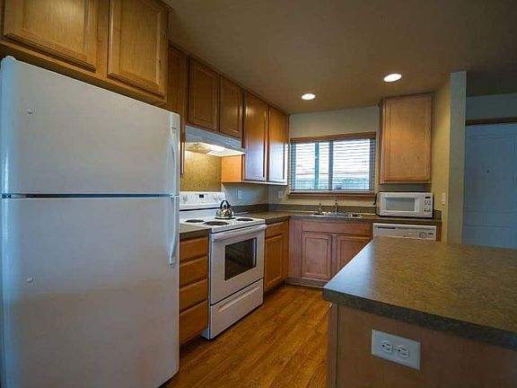 Kitchen w/ Island