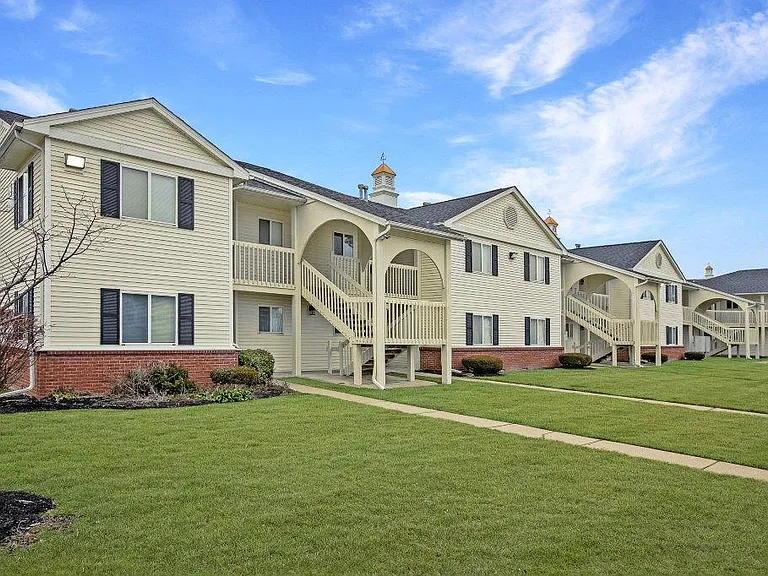 Steeplechase Apartments and Townhomes — Photo 1