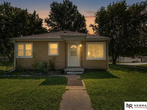 1702 Schoenheit St, Falls City, NE 68355