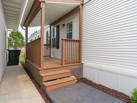 3rd image of 821 Chestnut Ln