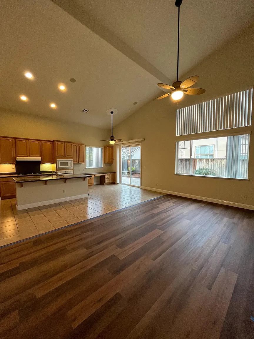 373 McLeod Ave photo 1