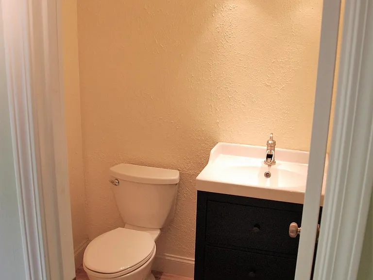 Main floor 1/2 bath
