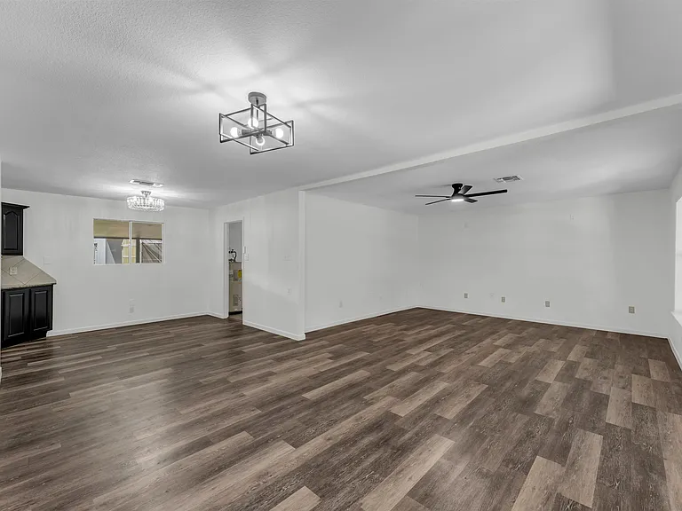 1803 Bluebonnet Ln — Photo 7