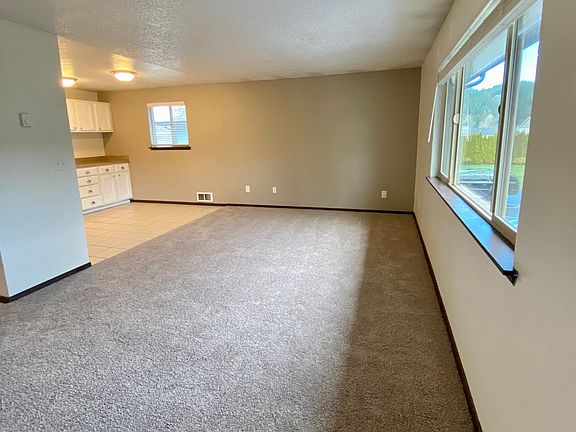 5th image of 5912 158th Avenue Ct E APT D