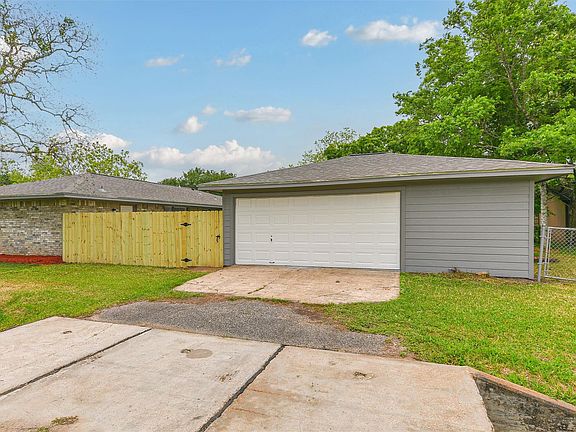 3rd image of 223 Avenue H