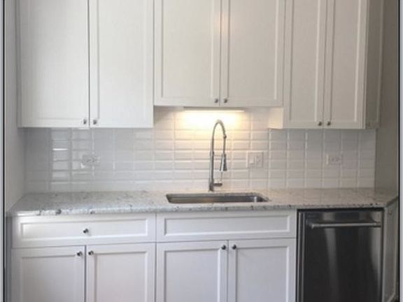 5th image of 3022 N Avers Ave