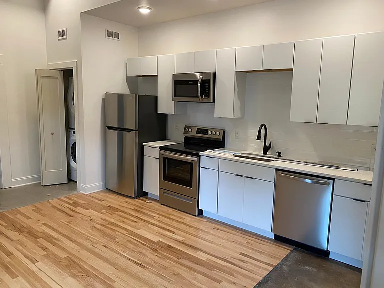 401 Rivermont Ave — Photo 1