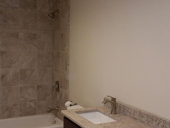 2nd image of 852 W Armitage Ave #48hbek46u