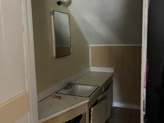 5th image of 746 Arnold Ave