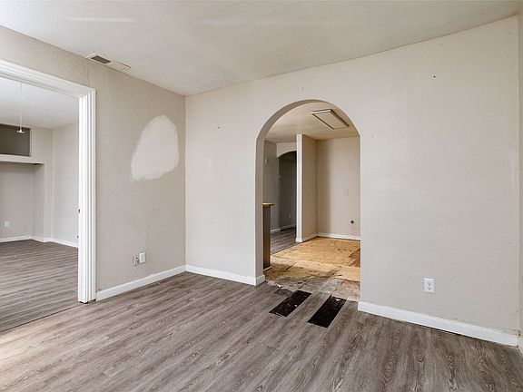 3rd image of 3219 N Winnetka Ave