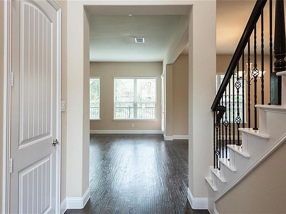 4th image of 2665 Venice Dr Unit 2