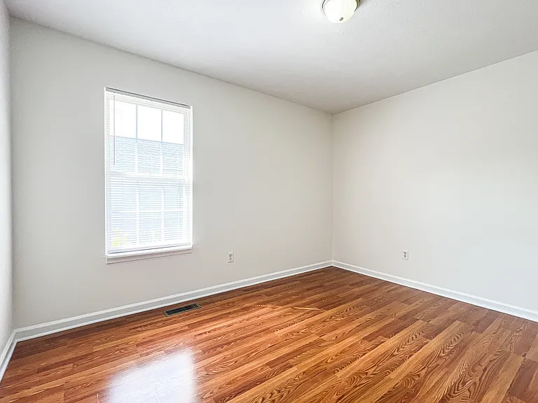 1451 N Delphine Ave — Photo 14
