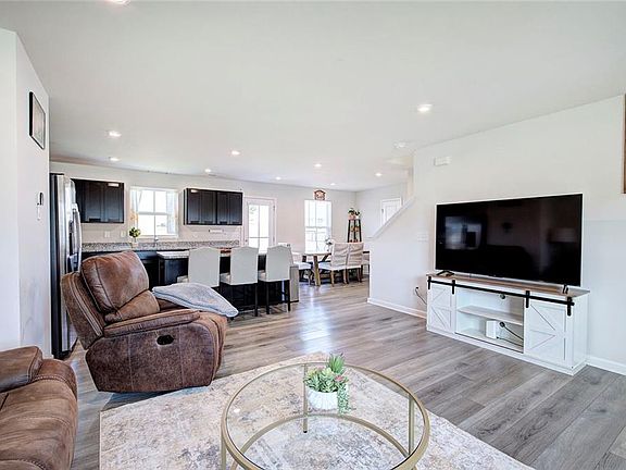 5th image of 384 Cartecay Dr