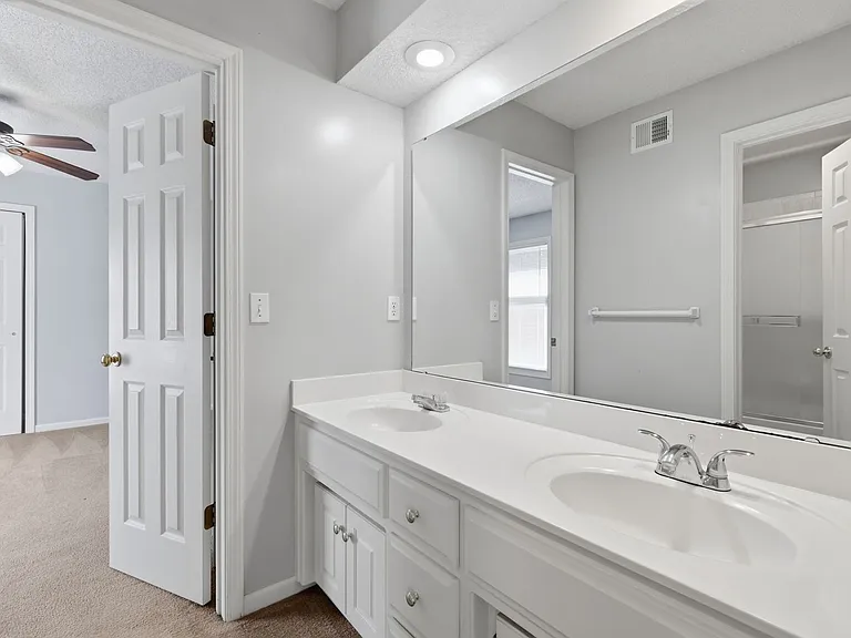 14117 Parkhill Ln — Photo 32