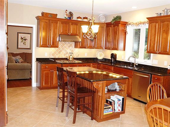 4th image of 28 Knollwood Dr