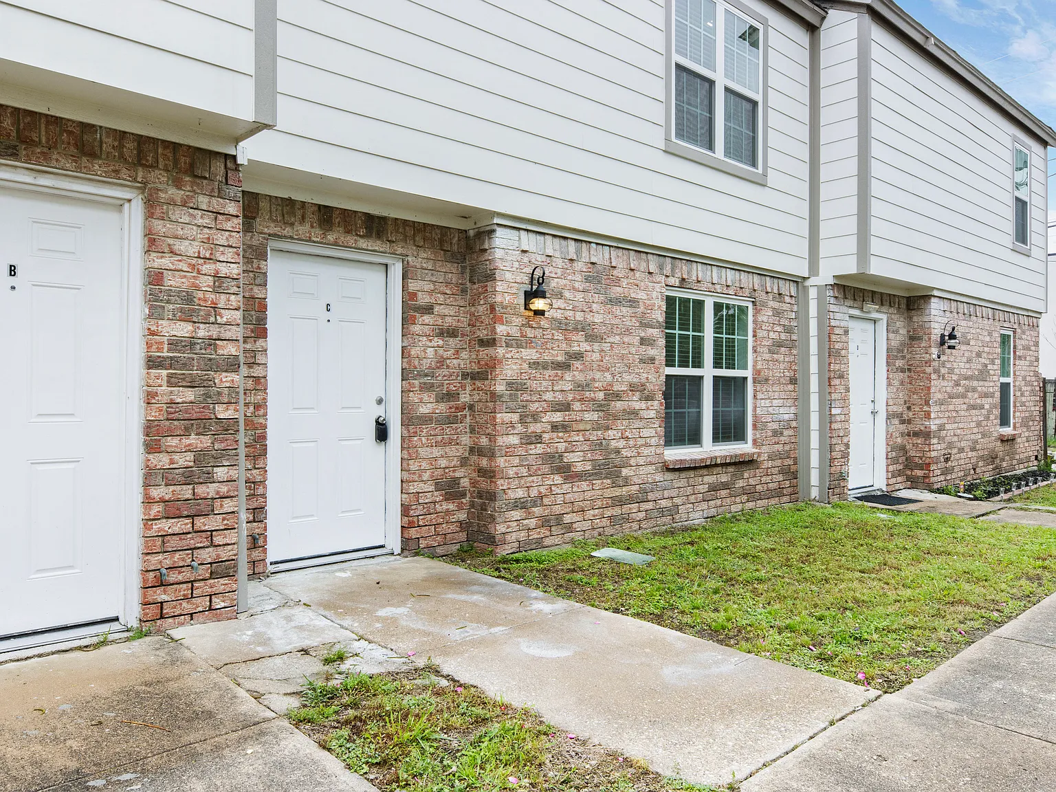 2 bed, 1100 sqft, $1,700 — Photo 1