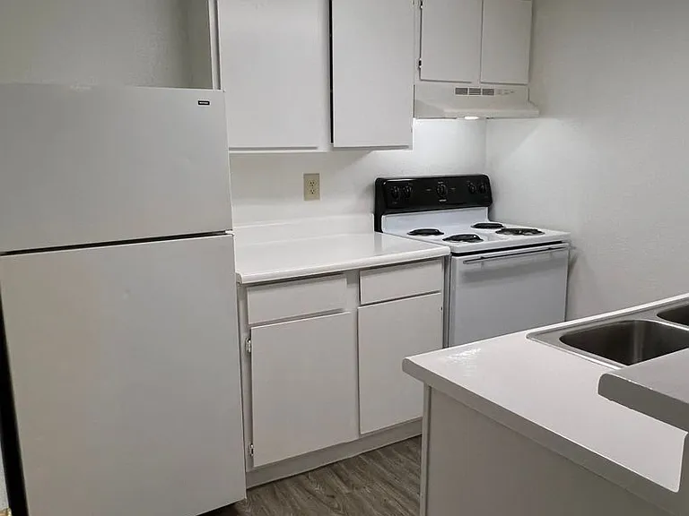 Emerald Cove Apartments — Photo 127