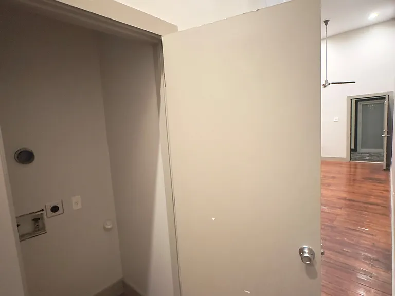 321 S Flores St #106 — Photo 10