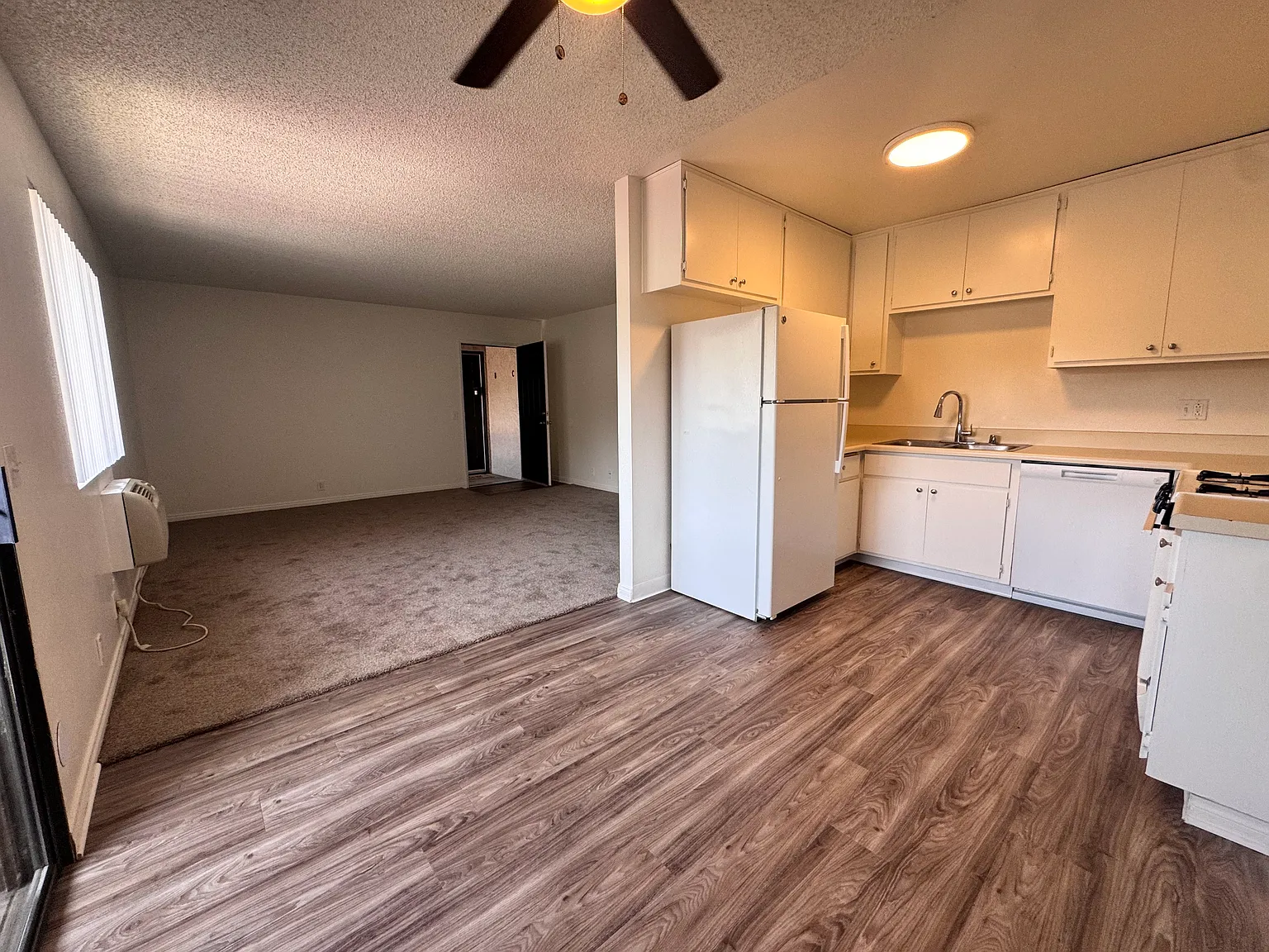 2 bed, 850 sqft, $2,080 — Photo 1
