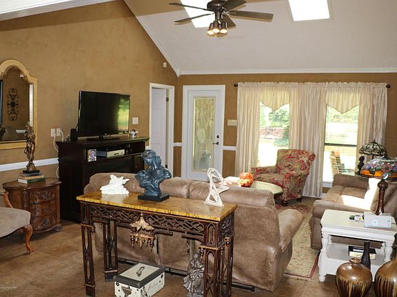 5th image of 2095 Sharon Dr