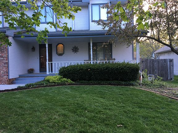 3rd image of 810 Lexington Ln