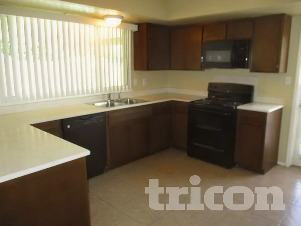 4150 West Frier Drive Phoenix AZ — Photo 2