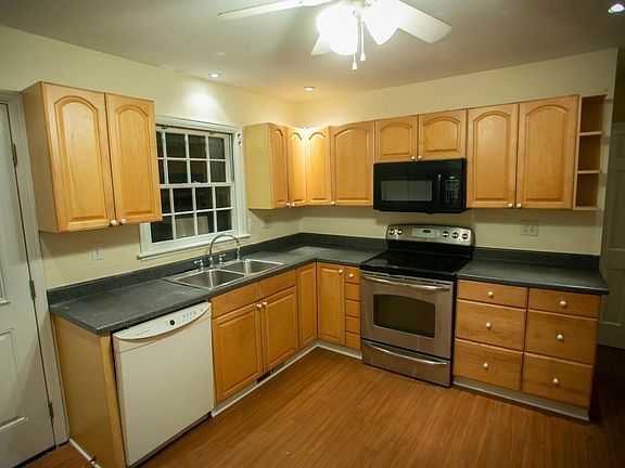 4th image of 227 Chesterfield Pl