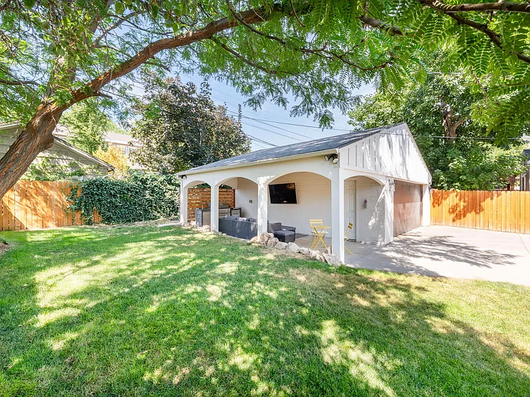 2201 E Wilson Ave — Photo 30