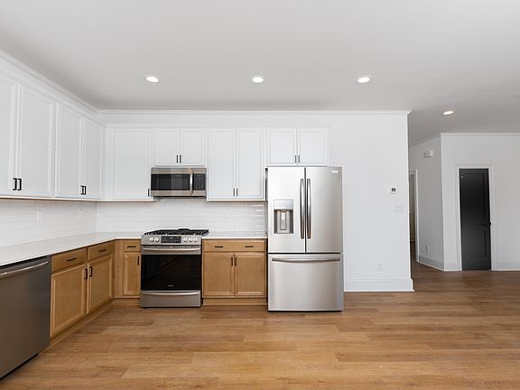 4th image of 3200 Holly Rd #201