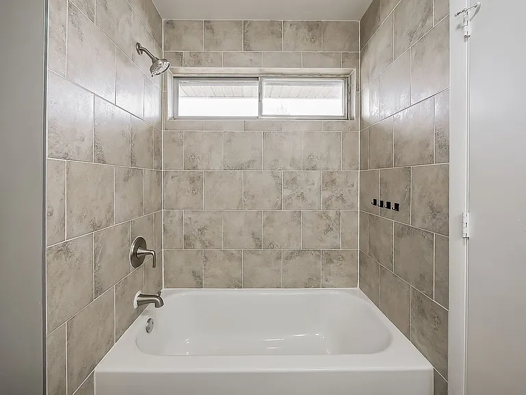 132 Huronview Ct — Photo 23
