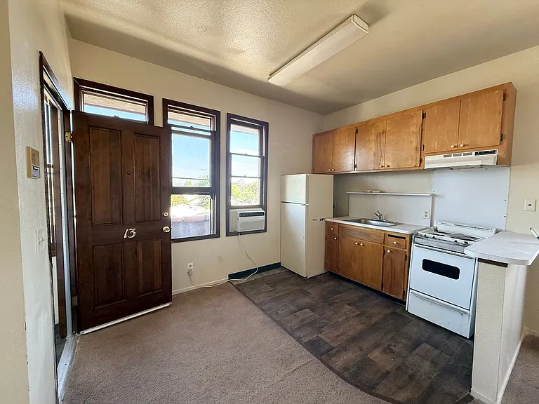 1561 N Van Ness Ave — Photo 3