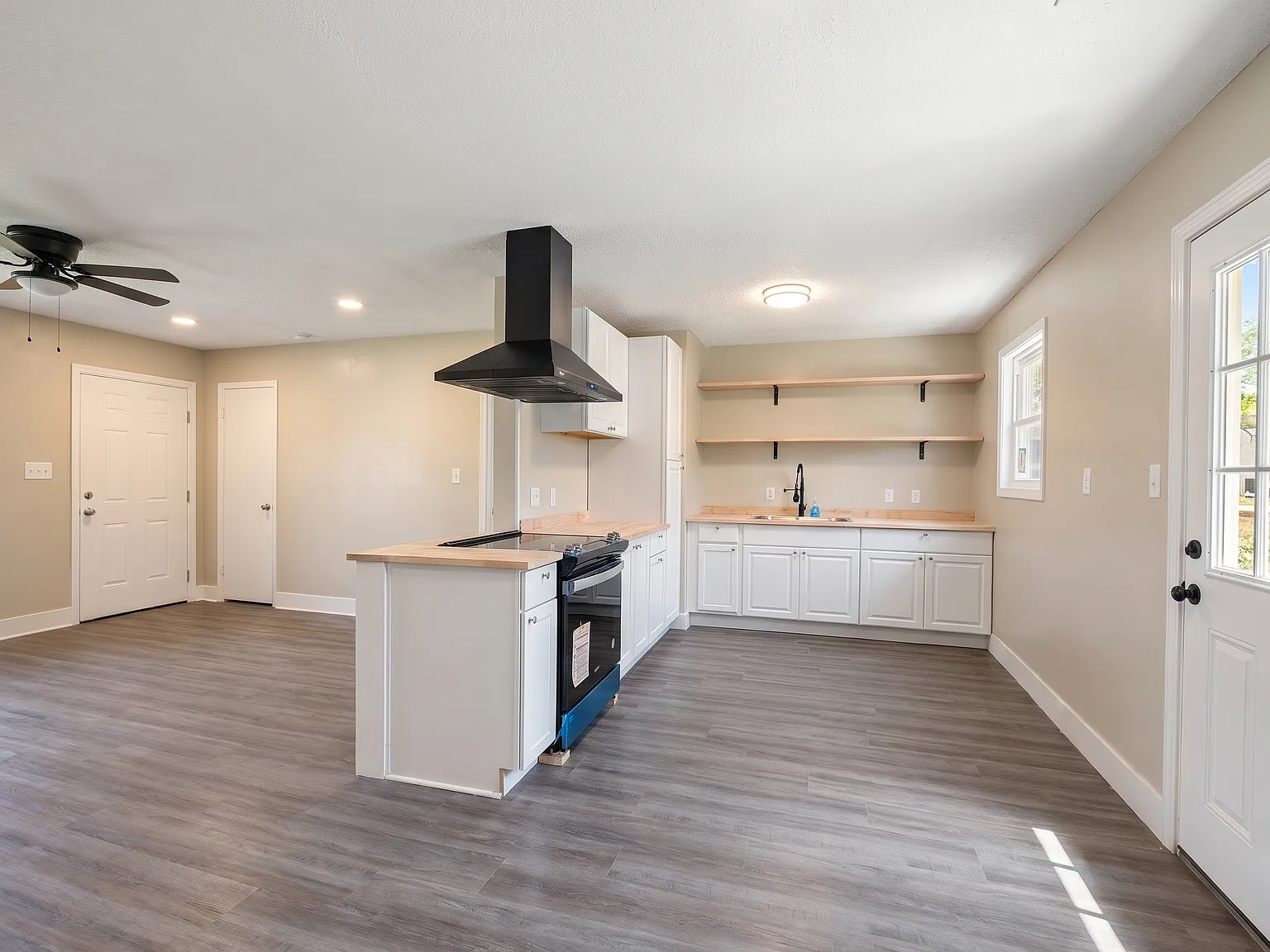 3 bed, 1.5 bath, 1000 sqft, $1,600 — Photo 3