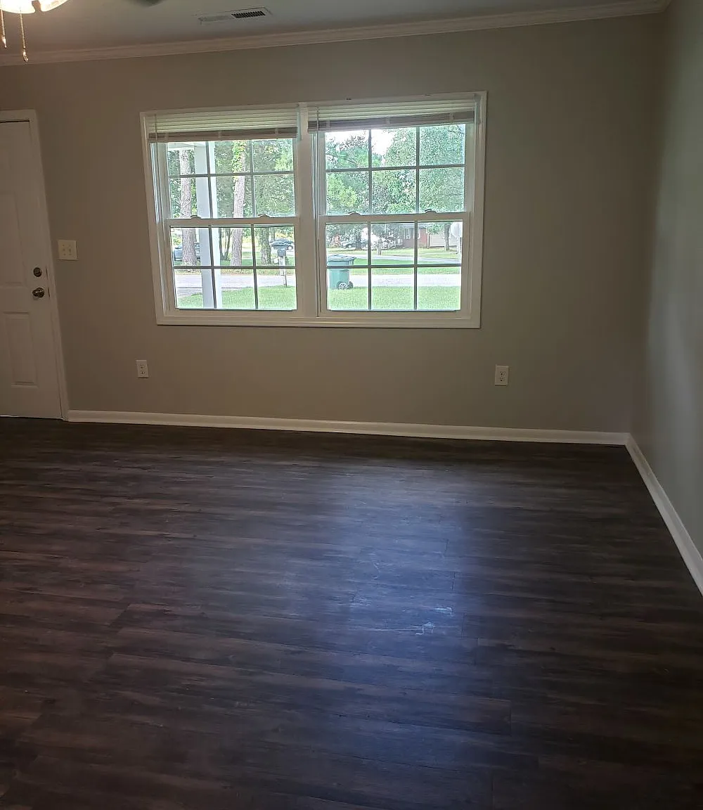 114 Longwood Ln — Photo 2