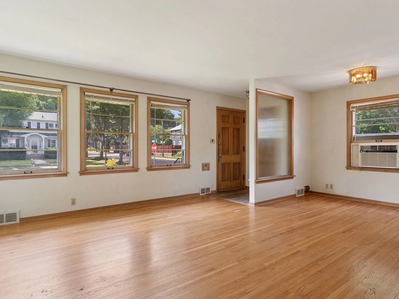 1819 Berkeley Ave — Photo 2
