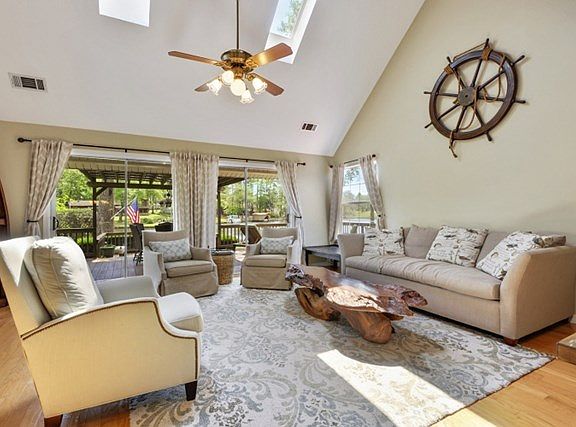 3rd image of 1100 E Lakeshore Dr