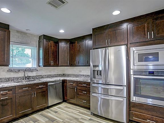 3rd image of 10522 Barwood Dr