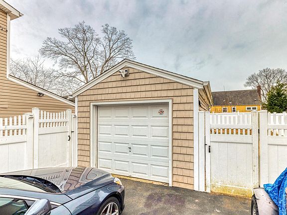 5th image of 182 N Suffolk Ave