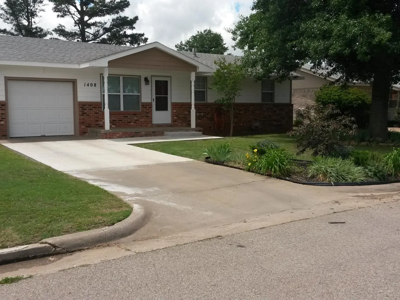 3 bed, 1200 sqft, $900 — Photo 1