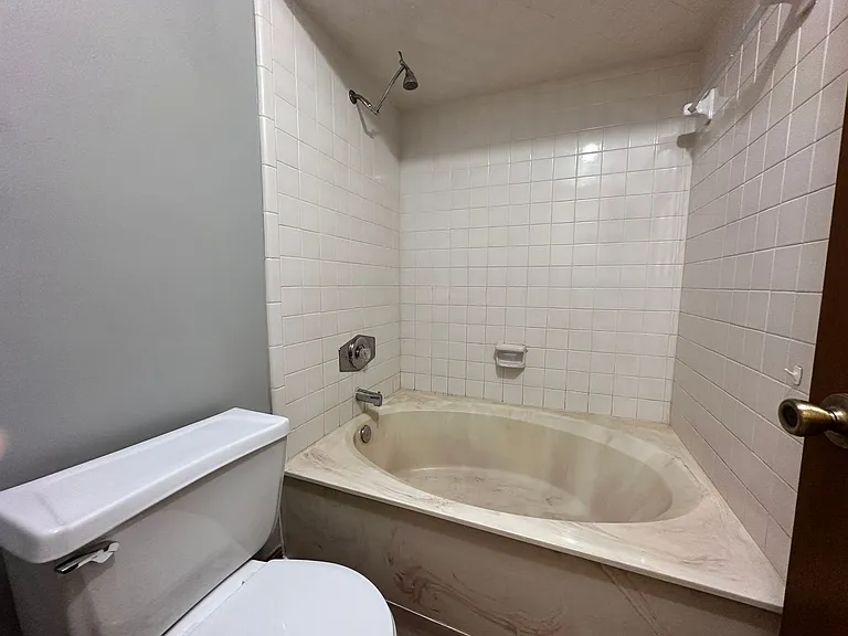 1114 Romaine Cir W — Photo 10