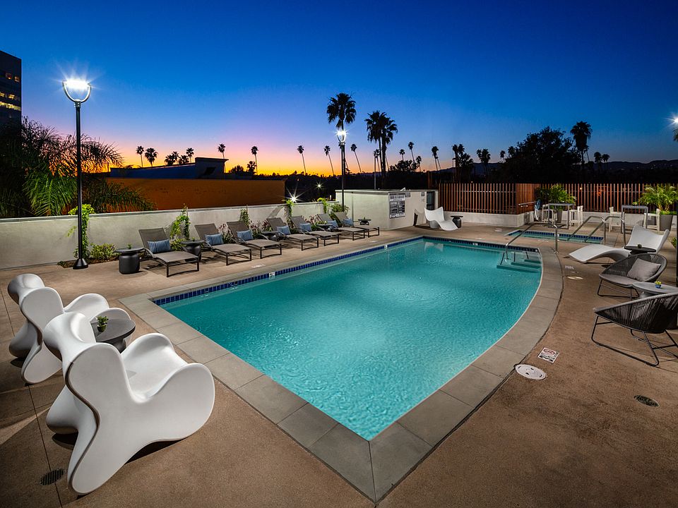 Picasso Apartments Pool Area