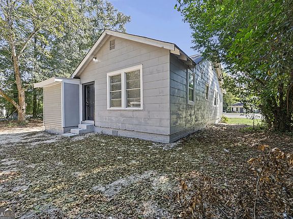 4th image of 3705 Log Cabin Dr